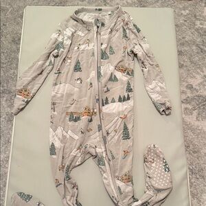 Angel Dear Forest Print Baby Onesie
Bundle (3) pajamas